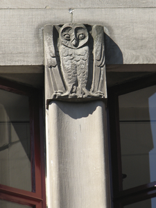 905420 Afbeelding van een reliëf met een uiltje uit 1933 van Albert Termote, op de zijgevel van het voormalige ...